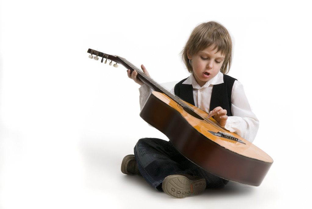 αγόρι με κιθάρα σε λευκό φόντο. - Φωτογραφία, εικόνα