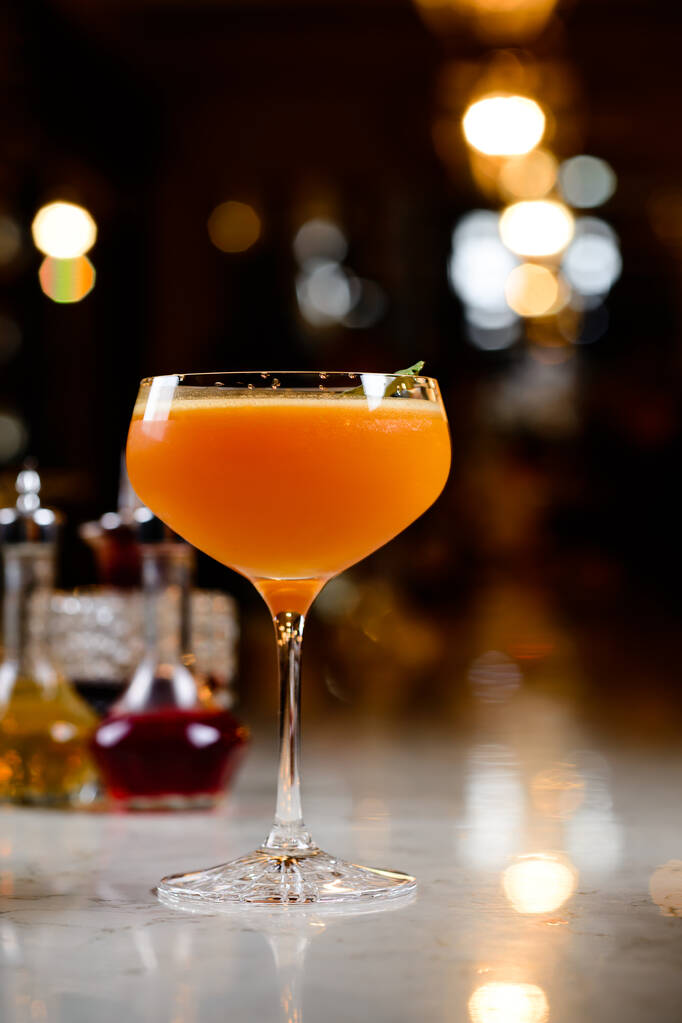 Domácí Brandy Daisy koktejl, pomerančový koktejl Orange Martini, slavnostní vánoční koktejl - Fotografie, Obrázek