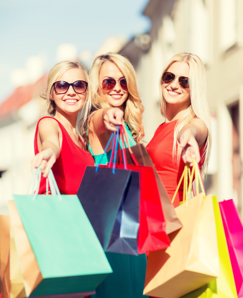 mooie vrouwen met shopping tassen in de ctiy - Foto, afbeelding