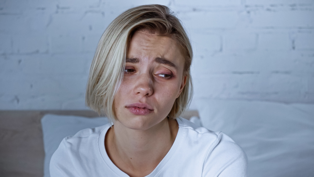сумна хвора жінка, що плаче, сидячи в спальні
 - Фото, зображення