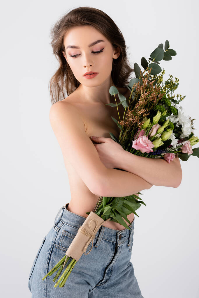 Shirless μοντέλο σε τζιν που κρατά μπουκέτο απομονώνονται σε γκρι  - Φωτογραφία, εικόνα