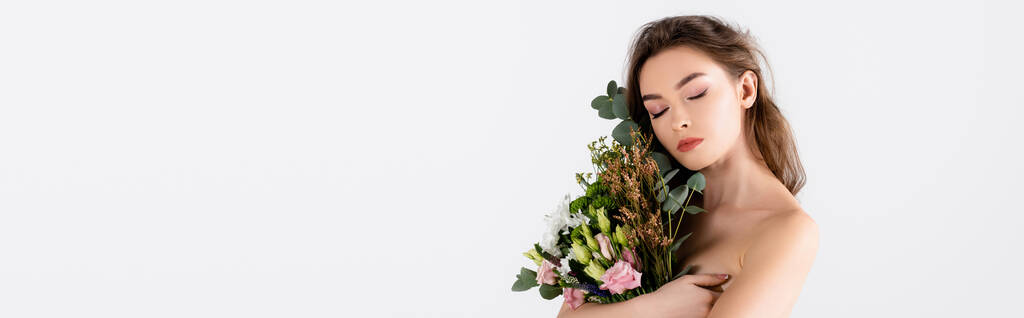 Donna con spalla nuda e occhi chiusi che tiene fiori isolati su grigio, striscione  - Foto, immagini