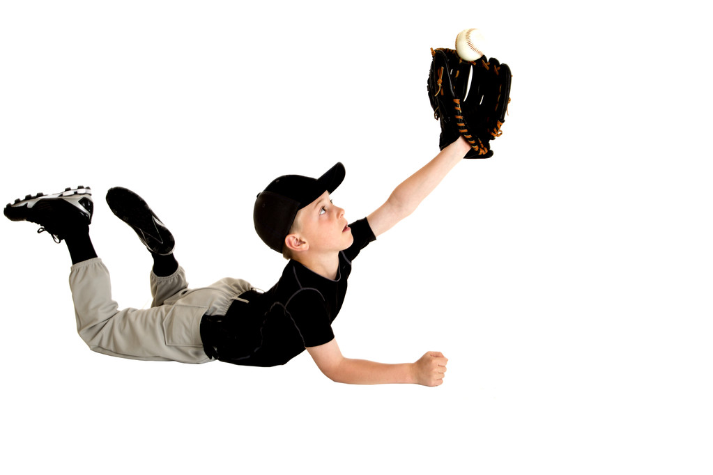 mladý baseballový hráč potápění chytit míč - Fotografie, Obrázek
