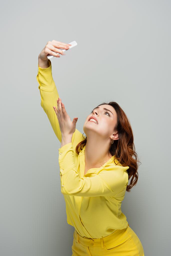 könyörgő nő gesztikulál közben selfie okostelefon szürke - Fotó, kép