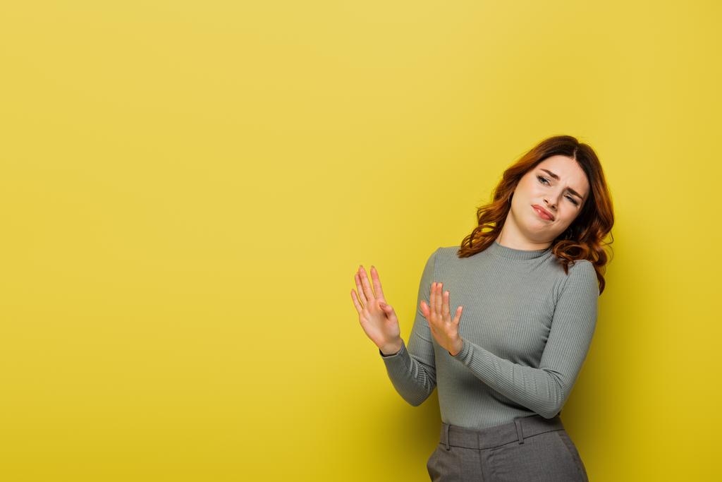 mulher enojada mostrando parar gesto enquanto olha para o amarelo - Foto, Imagem