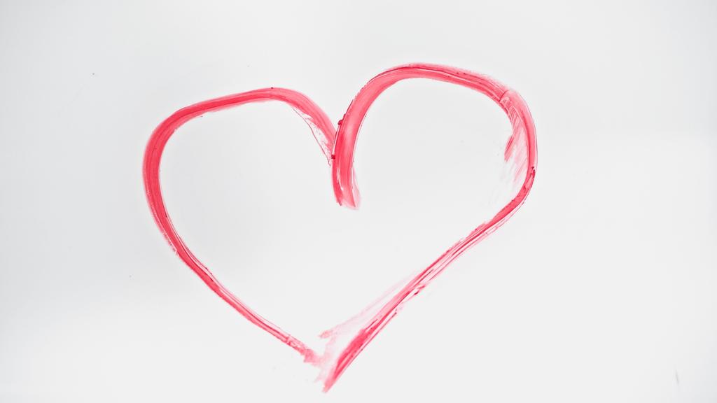 ylhäältä näkymä piirretty vaaleanpunainen sydän huulipuna valkoinen - Valokuva, kuva