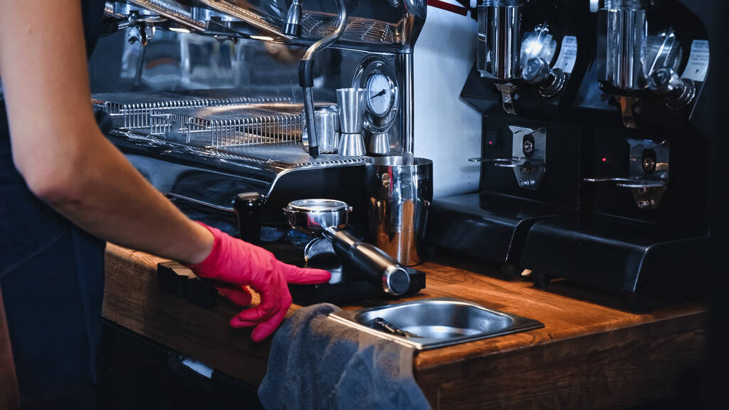 levágott kilátás barista ujjal mutogat a tiszta portafilter közelében professzionális kávéfőző gép  - Fotó, kép