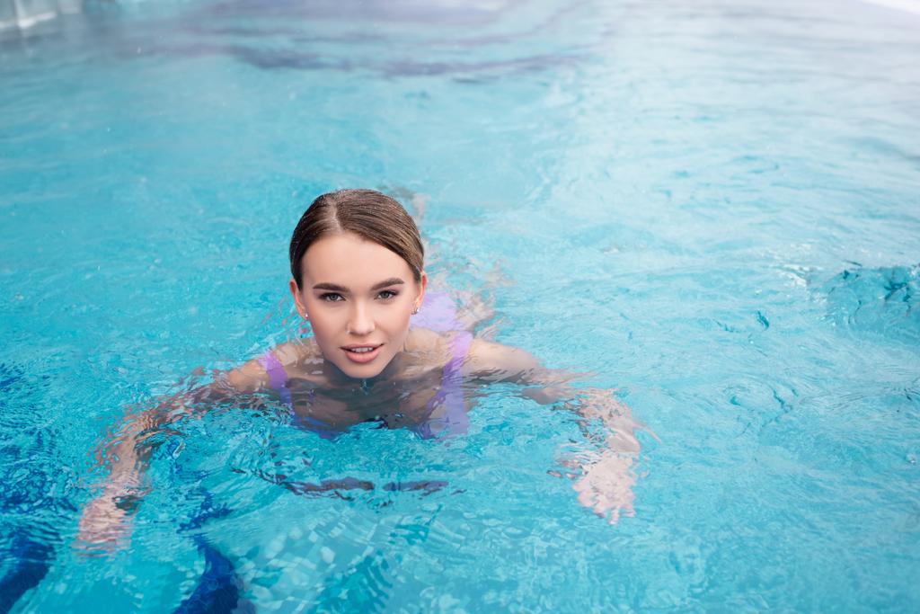 mladá žena plavání ve vodě horkého pramene bazénu - Fotografie, Obrázek