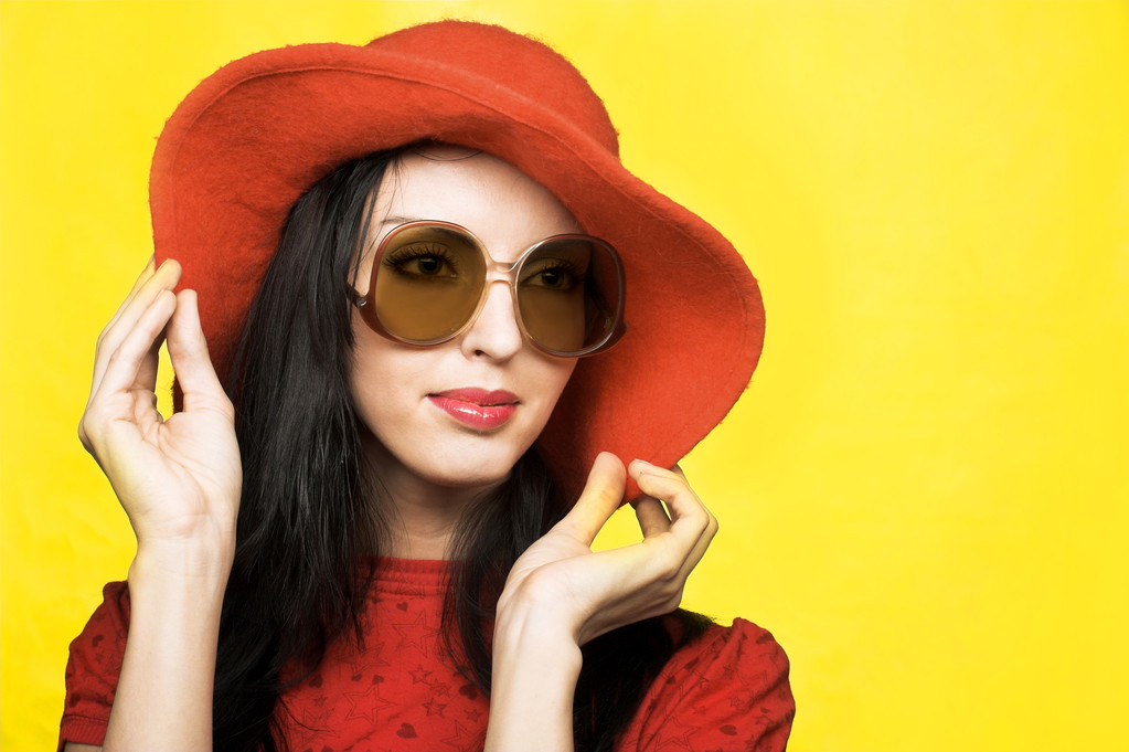 Mujer vintage en gafas de sol y sombrero rojo
 - Foto, Imagen