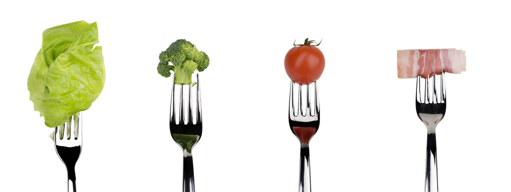 Alimento fresco crudo vegetal y cárnico sobre tenedores sobre fondo blanco
 - Foto, imagen