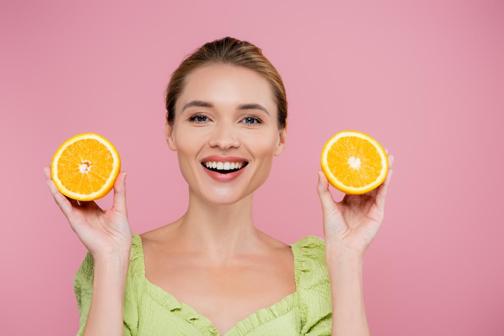 izgatott nő természetes smink gazdaság fél friss narancs elszigetelt rózsaszín - Fotó, kép