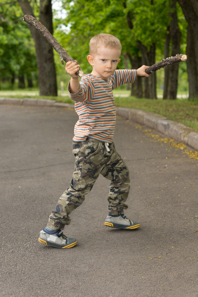 kisfiú mutatja ki a botot, harci képességek - Fotó, kép