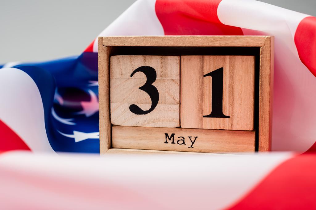 Close-up vista do calendário com 31 pode data na bandeira americana em fundo cinza  - Foto, Imagem