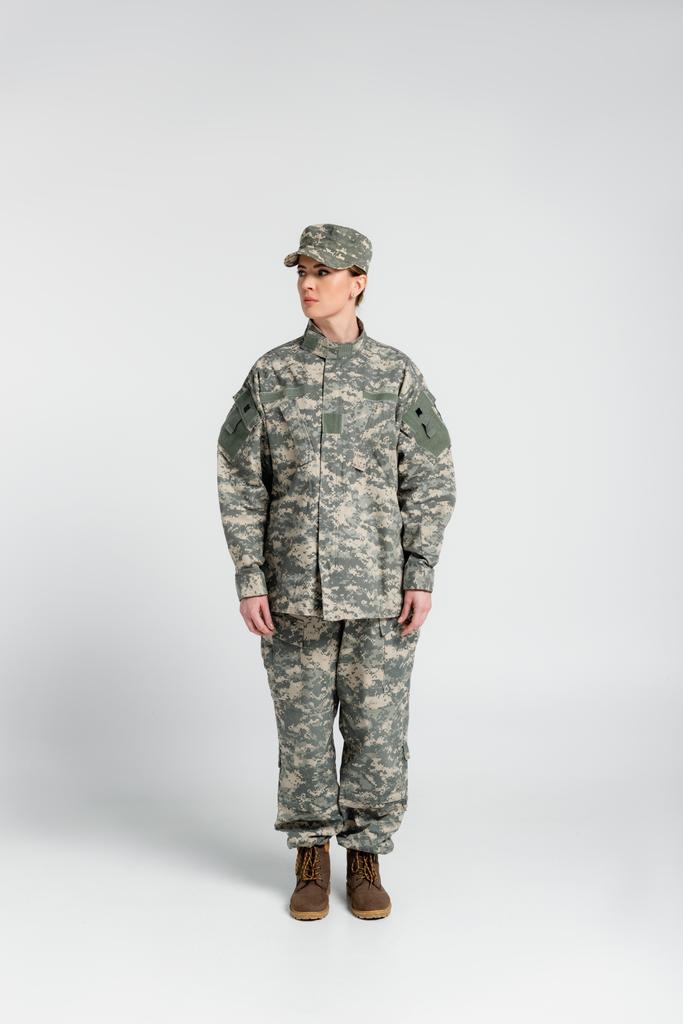 Foto e imagen de stock sin royalties de Mujer Con Ropa Militar De Pie Sobre
