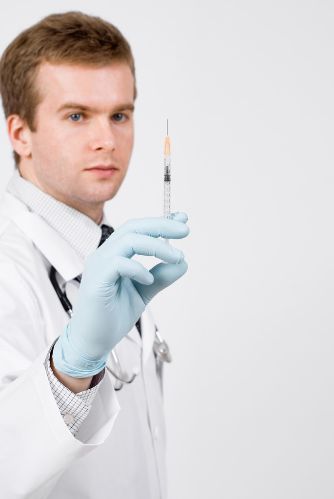 Професійний лікар з медичним шприцом в руках
 - Фото, зображення
