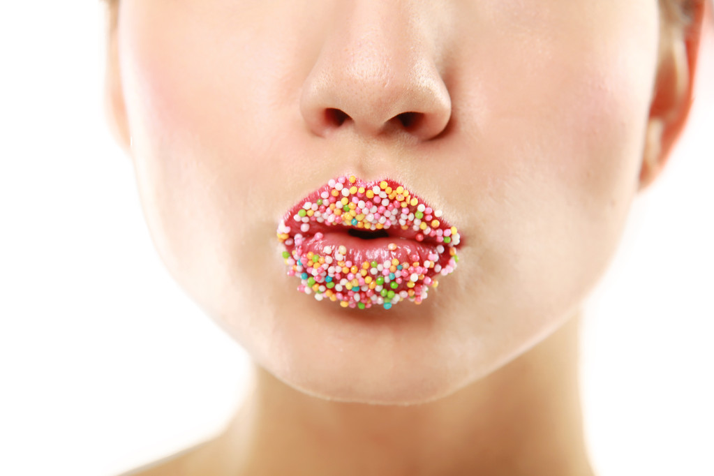 labios de mujer con perlas multicolores
 - Foto, imagen