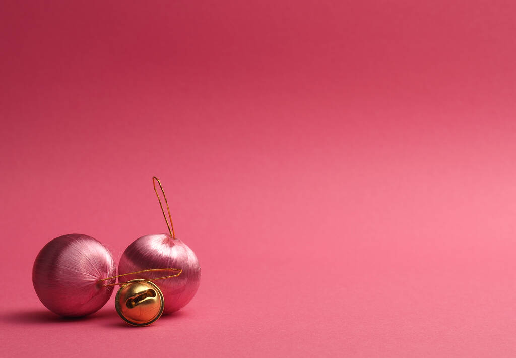 Baldes de Natal vintage rosa em um fundo rosa com espaço para o seu texto ou imagem, conceito de férias sazonais - Foto, Imagem