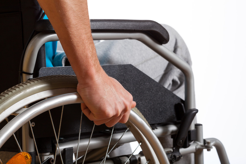 άνθρωπος χρησιμοποιεί αναπηρική καρέκλα του - Φωτογραφία, εικόνα