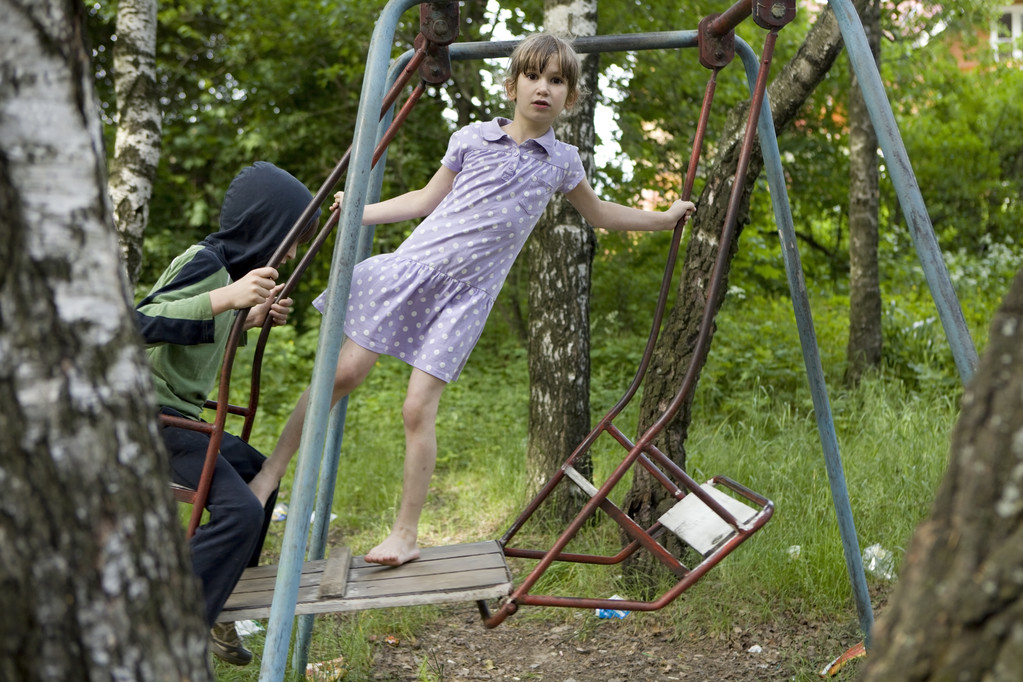 Niños balanceándose en un columpio
 - Foto, imagen