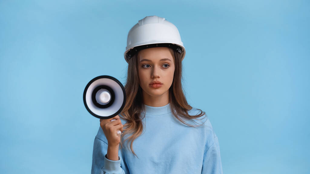 adolescente em chapéu duro segurando megafone isolado em azul - Foto, Imagem