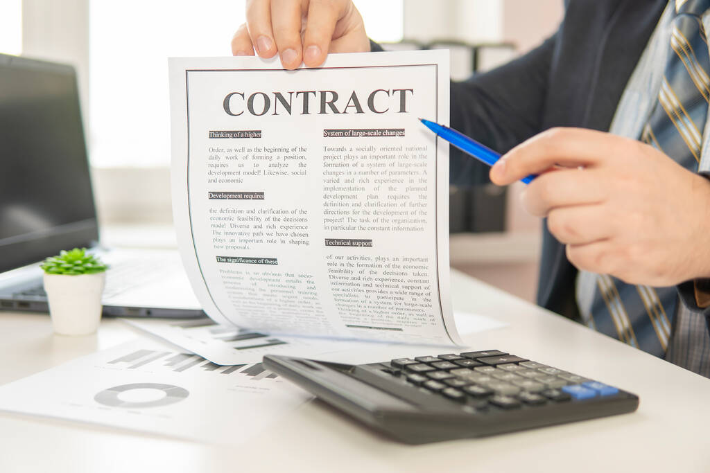 El hombre de negocios muestra un contrato. enfoque parcial. primer plano - Foto, Imagen