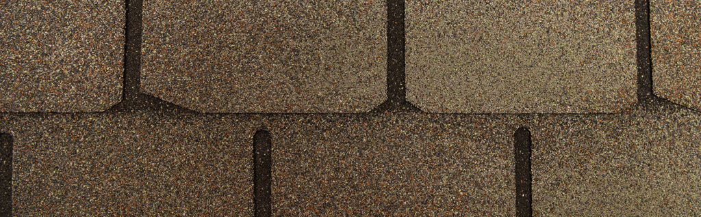 szürke, bitumenes tetőcserepek durva felülettel, felülnézetből, bannerrel - Fotó, kép