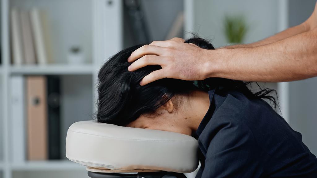 Massaggiatore che fa massaggio alla testa alla donna d'affari in ufficio  - Foto, immagini