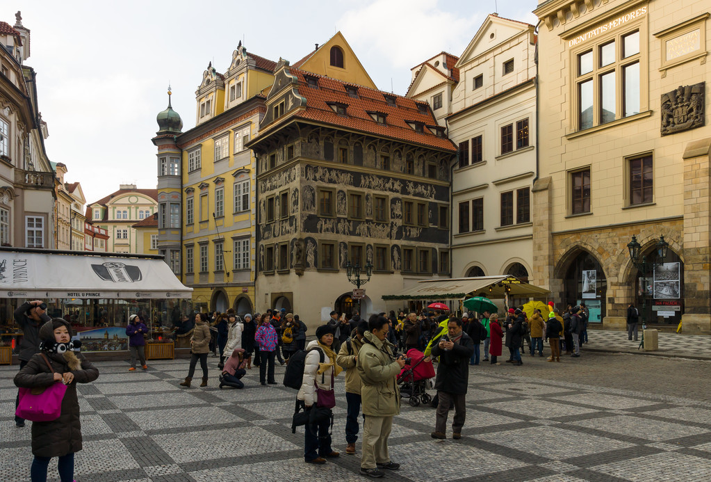 Turistas na Praça da Cidade Velha, no coração da Cidade Velha de Praga
. - Foto, Imagem