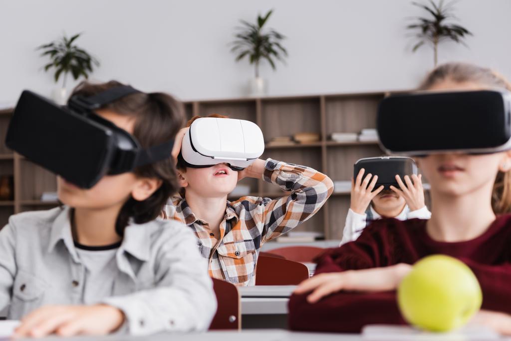 VR kulaklıklı heyecanlı öğrencilerin seçici odak noktası bulanık arka planda gözbebekleri. - Fotoğraf, Görsel