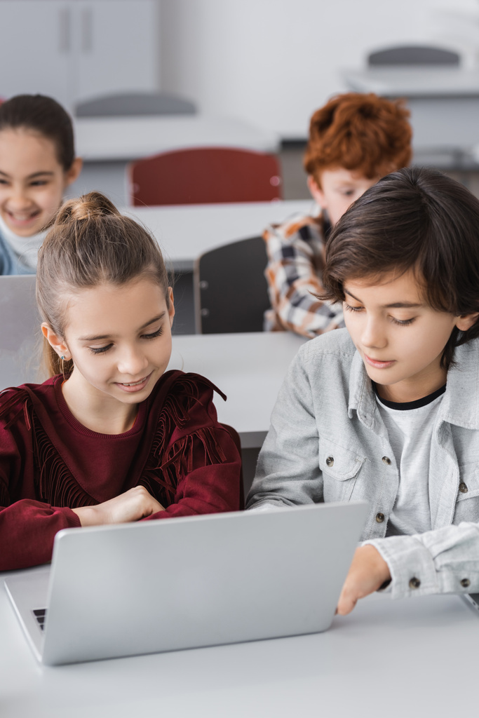 escolares que usan ordenadores portátiles juntos durante la clase en la escuela - Foto, Imagen
