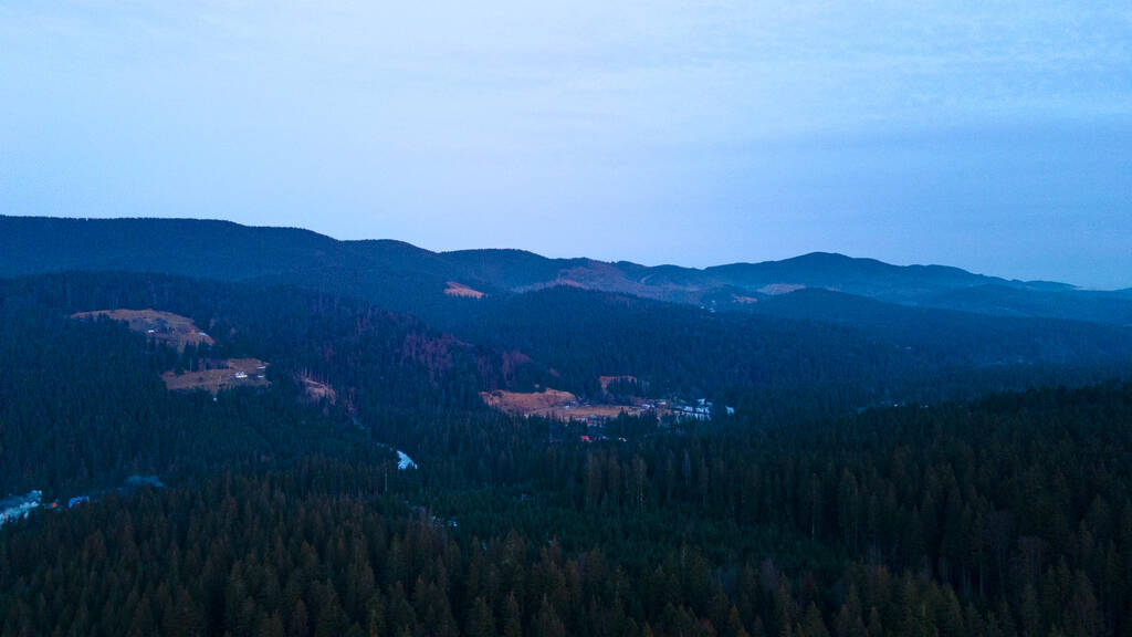 piękny krajobraz górski las iglasty - Zdjęcie, obraz