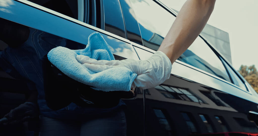 обрізаний вид жінки в латексній рукавичці дезінфікує двері автомобіля
   - Фото, зображення