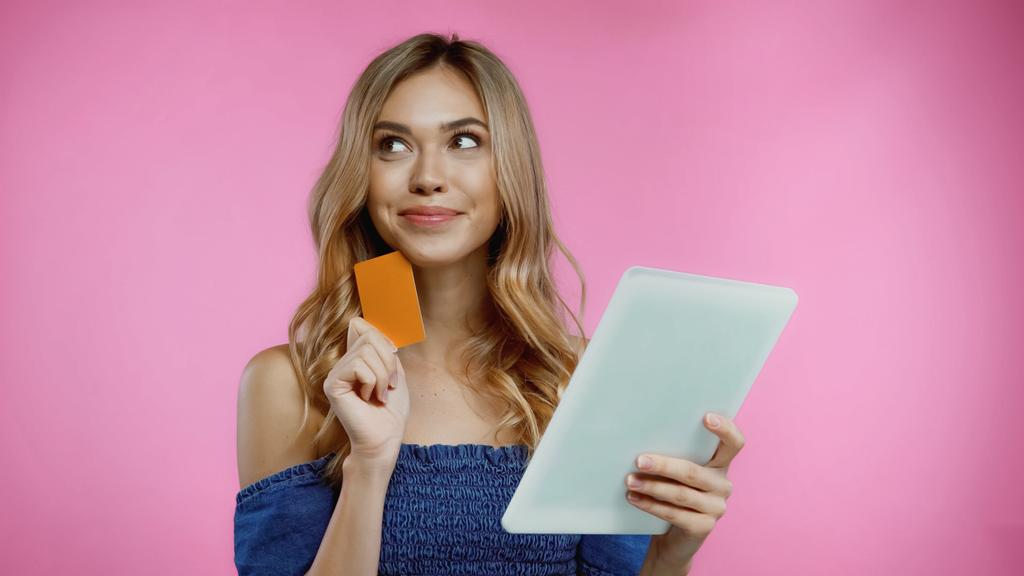 ευτυχισμένη γυναίκα κρατώντας πιστωτική κάρτα και ψηφιακό δισκίο απομονώνονται σε ροζ - Φωτογραφία, εικόνα