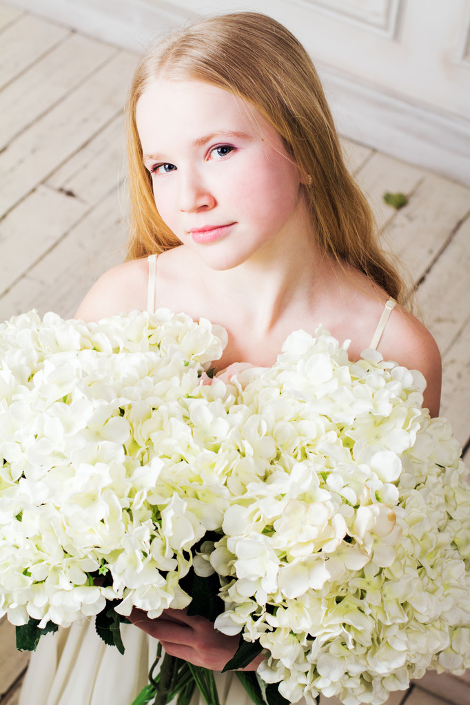 Портрет девушки с большим букетом цветов
  - Фото, изображение