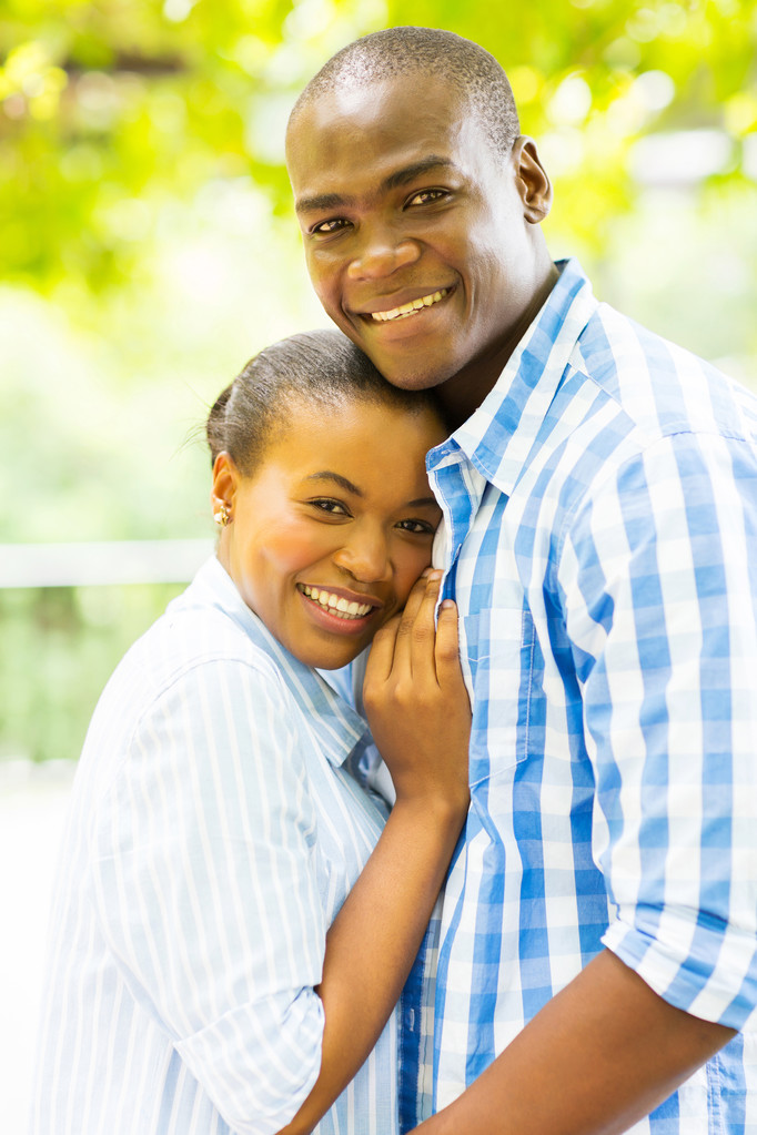 Afro pareja americana al aire libre
 - Foto, Imagen