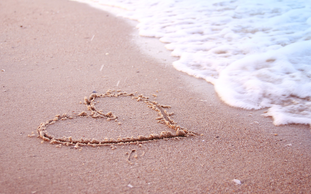 Сердце в песке на берегу моря
 - Фото, изображение