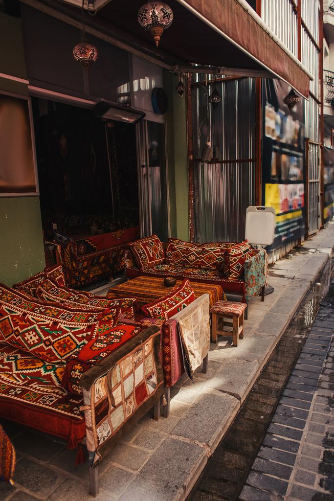 Canapés avec ornements traditionnels dans un café en plein air à Istanbul, Turquie  - Photo, image