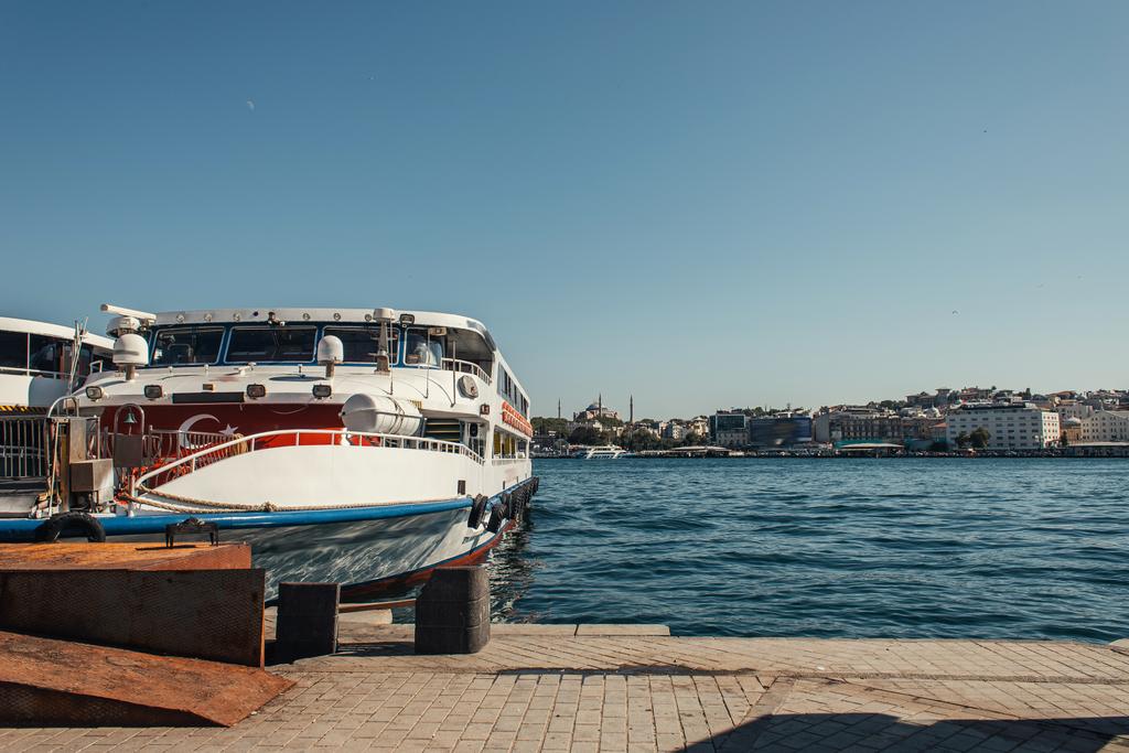 Турецкий флаг на корабле недалеко от побережья Стамбула, Турция  - Фото, изображение