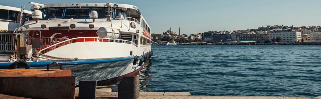 Корабель з турецьким прапором біля берега в Стамбулі (Туреччина).  - Фото, зображення