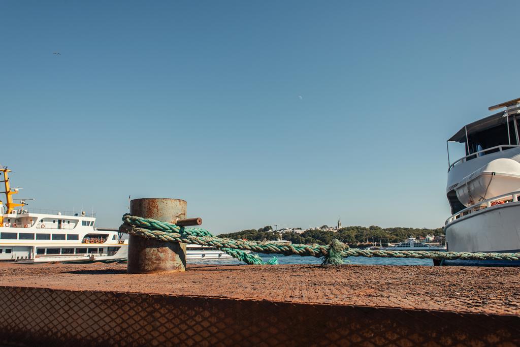 Cuerda de barco amarrado en muelle en Estambul, Turquía  - Foto, Imagen