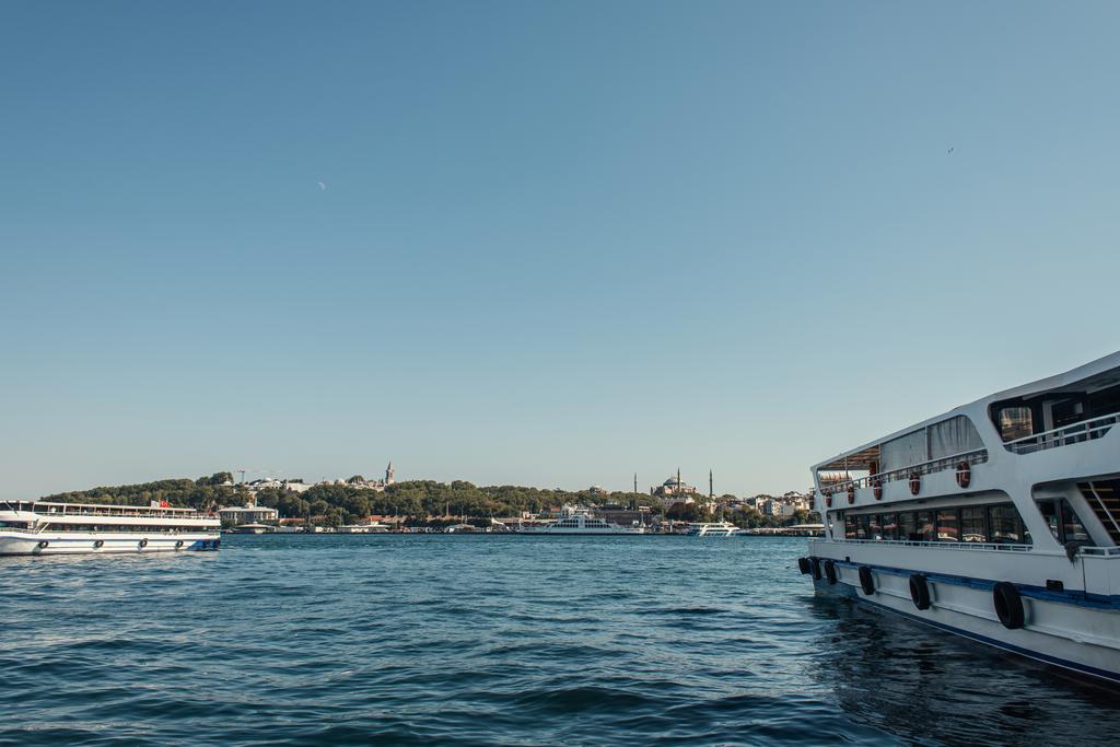 Barcos en el mar con la ciudad en el fondo, Estambul, Turquía  - Foto, Imagen