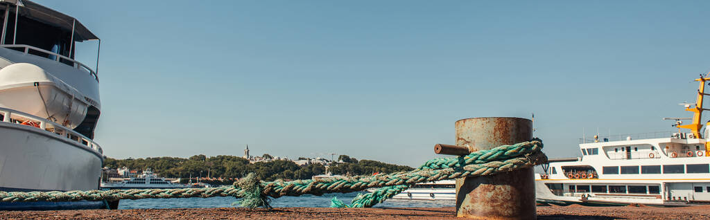 Lano zakotvené lodi na pobřeží v Istanbulu, Turecko, prapor  - Fotografie, Obrázek