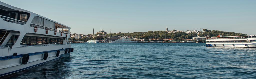Πλοία σε νερό με φόντο την πόλη σε Ιστανμπούλ, Τουρκία, σημαία  - Φωτογραφία, εικόνα