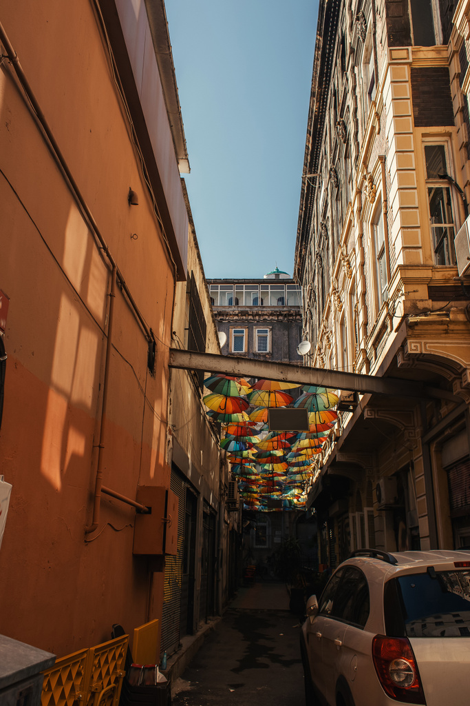 İstanbul, Türkiye 'de kentsel cadde üzerindeki binalar arasındaki şemsiyeler  - Fotoğraf, Görsel