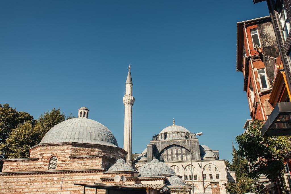 Architektura meczetu Mihrimah Sultan z błękitnym niebem na tle, Stambuł, Turcja  - Zdjęcie, obraz