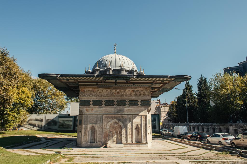 トルコのイスタンブールを背景に青空のある疲労モスクの外観 - 写真・画像