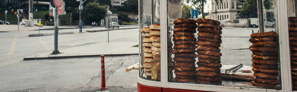 Tradiční turecké pečivo na koncesním stánku na ulici Unban, Istanbul, Turecko, prapor  - Fotografie, Obrázek