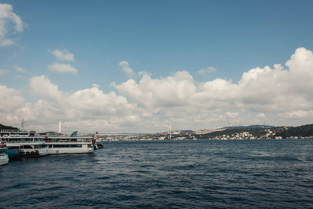 Lodě a pobřeží Istanbulu s oblohou na pozadí, Turecko  - Fotografie, Obrázek