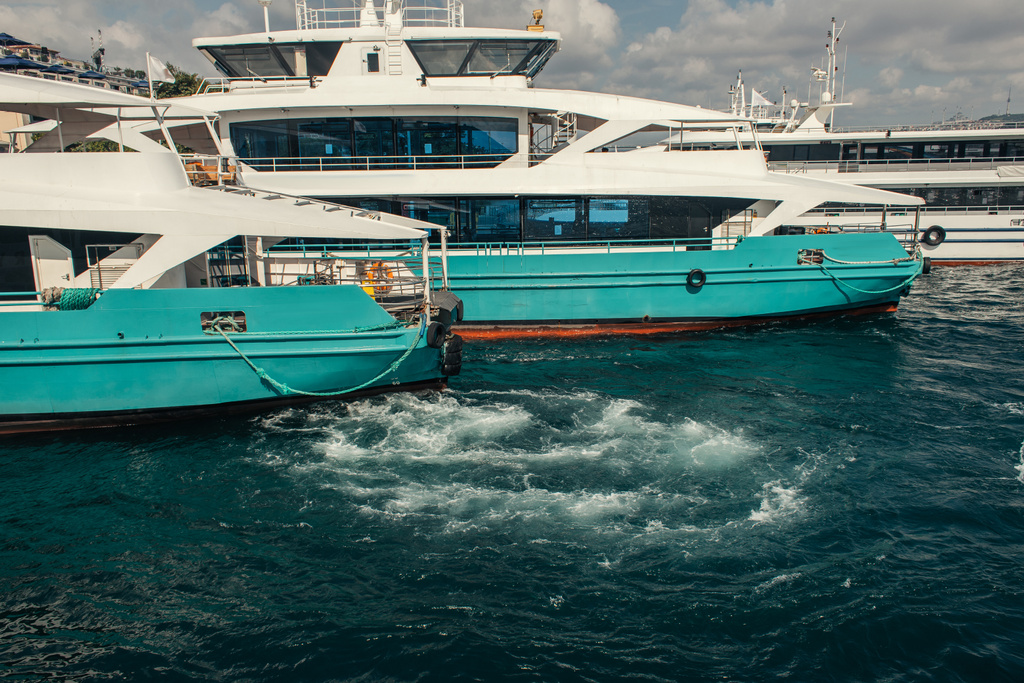 Яхты на воде рядом с городом Стамбул, Турция  - Фото, изображение