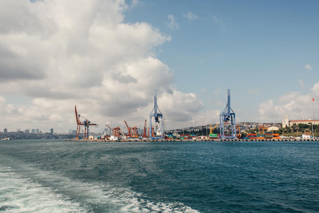 Guindastes altos de porto de carga na costa do mar em Istambul, Turquia  - Foto, Imagem